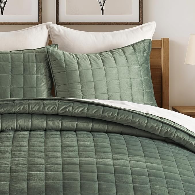 EVERGRACE Pearl Velvet Quilt Set Full Queen Size, Luxurious Soft Velvet Comforter, Lightweight Oversized Bedspread Coverlet, Box Stitch Quilted Bedding Sets for All Season, w/ 2 Shams, Olive Green