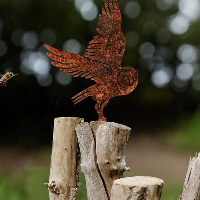 Rusty Metal Owl Garden Ornament - Flying Owl Statue for Outdoor Decor, Fence Decoration with Mounting Screws, Vintage Rustic Bird Sculpture for Yard, Patio & Lawn