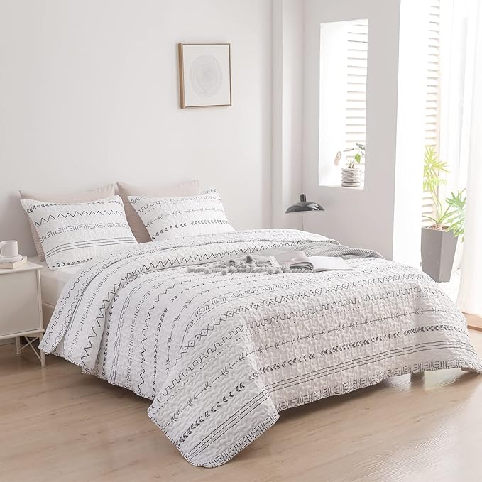 DURLENGEN White Quilt Set King Size 3Pcs,Bohemian Design with White & Black Geometric Pattern Printed on White, All Season Lightweight Bedspread Coverlet Sets(King 106x96,Boho White)