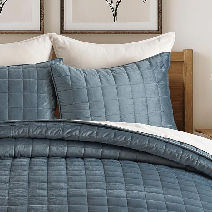 EVERGRACE Pearl Velvet Quilt Set Full Queen Size, Luxurious Soft Velvet Comforter, Lightweight Oversized Bedspread Coverlet, Box Stitch Quilted Bedding Sets for All Season, w/ 2 Shams, Stormy Blue
