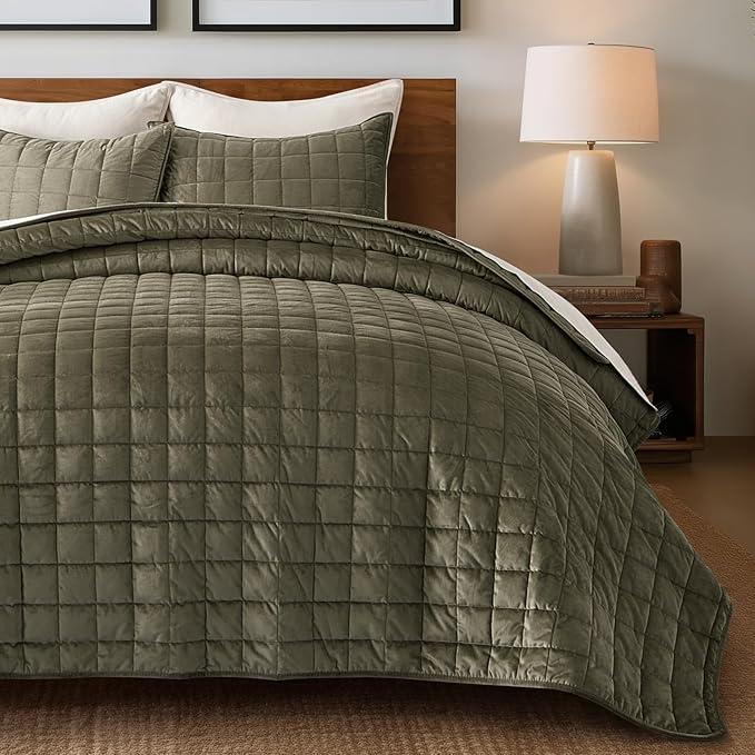 EVERGRACE Pearl Velvet Quilt Full Queen Size Bedding Sets, Luxurious Soft Velvet Comforter Set, Lightweight Box Stitching Oversized Bedspread Coverlet for All Season, with 2 Shams, Moss Green