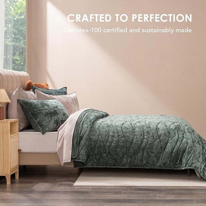 EVERGRACE Luxury Velvet Quilt Queen Size, Ultra Soft Wave Crushed Velvet Bedding Set, Lightweight Quilted Comforter Set for All Season, Oversized Bedspread Coverlet with 2 Shams, Dark Green