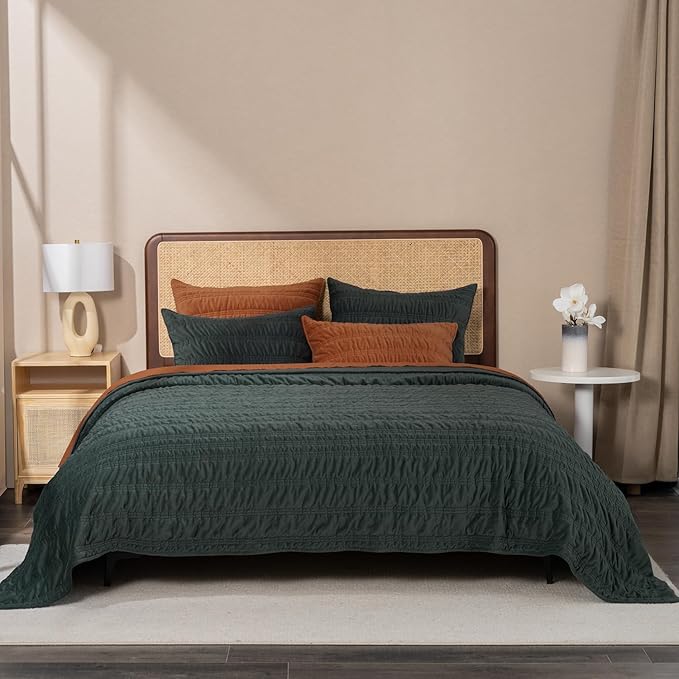 EVERGRACE Velvet Quilt Queen Size, Luxury Velvet Bedding Set, Ultra Soft Ruched Quilt Sets, Lightweight Comforter Vintage Textured Bedspread Coverlet with 2 Shams for All Season, Dark Green