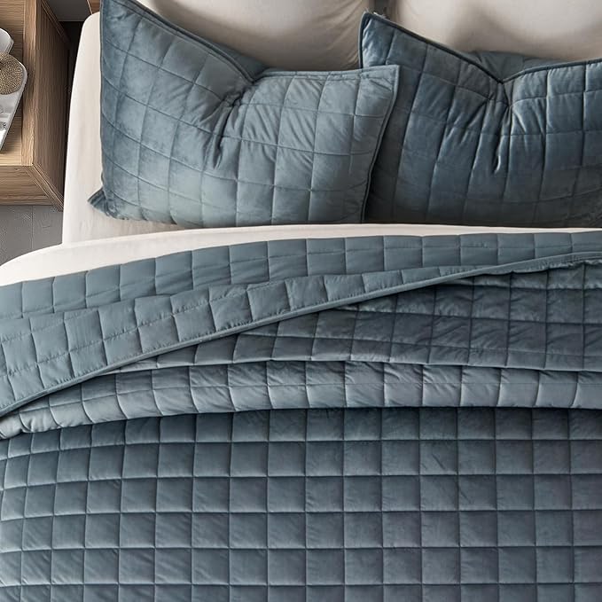 EVERGRACE Pearl Velvet Quilt Set Full Queen Size, Luxurious Soft Velvet Comforter, Lightweight Oversized Bedspread Coverlet, Box Stitch Quilted Bedding Sets for All Season, w/ 2 Shams, Stormy Blue