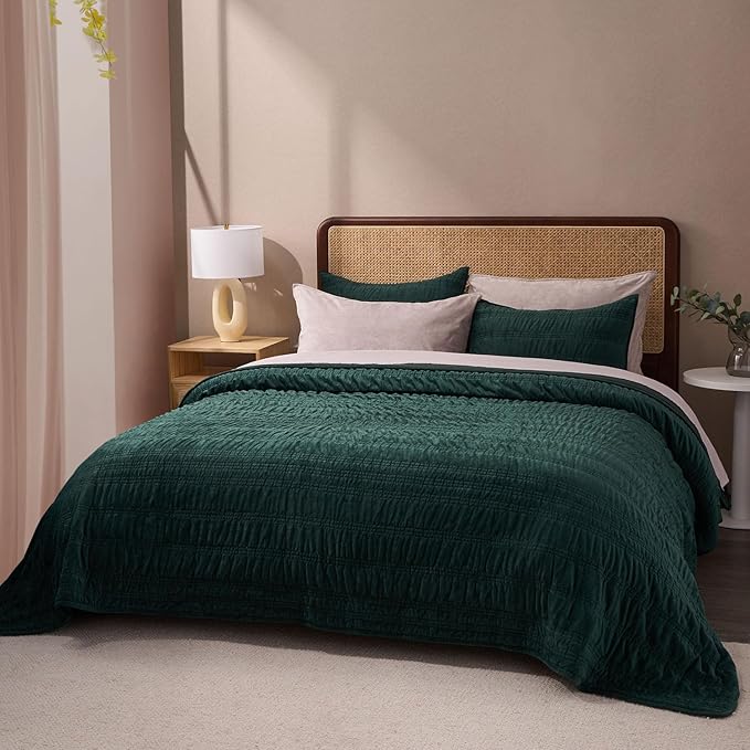 EVERGRACE Velvet Quilt King Size, Luxury Velvet Bedding Set, Ultra Soft Ruched Quilt Sets, Lightweight Comforter Vintage Textured Bedspread Coverlet with 2 Shams for All Season, Emerald Green