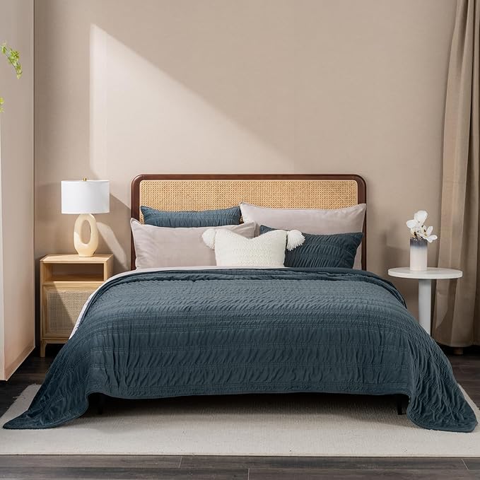 EVERGRACE Velvet Quilt Queen Size, Luxury Velvet Bedding Set, Ultra Soft Ruched Quilt Sets, Lightweight Comforter Vintage Textured Bedspread Coverlet with 2 Shams for All Season, Stormy Blue