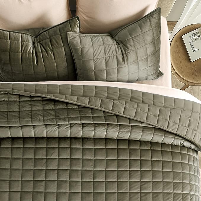 EVERGRACE Pearl Velvet Quilt Full Queen Size Bedding Sets, Luxurious Soft Velvet Comforter Set, Lightweight Box Stitching Oversized Bedspread Coverlet for All Season, with 2 Shams, Moss Green