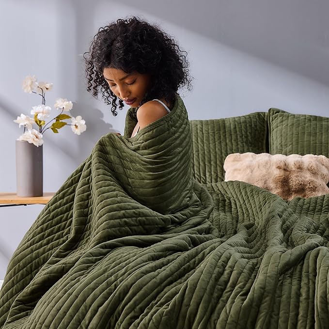 Wonderful Luxury Velvet Quilt - Striped Channel Stitch Dark Green Quilt Queen, Soft Velvet Lightweight Comforter, Pet-Friendly Bedspread Quilted Coverlet Bedding Set for All Season,94"x94"