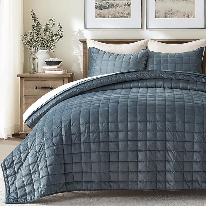 EVERGRACE Pearl Velvet Quilt Set King Size, Luxurious Soft Velvet Comforter Set, Lightweight Oversized Bedspread Coverlet, Box Stitch Quilted Bedding Sets for All Season, with 2 Shams, Stormy Blue