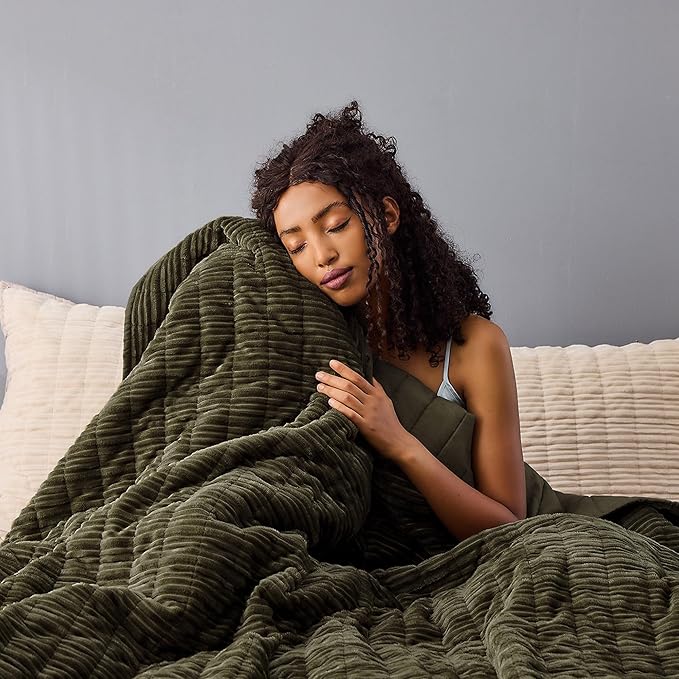 Wonderful Luxury Velvet Quilt - Striped Channel Stitch Dark Green Quilt King, Soft Corduroy Lightweight Comforter, Pet-Friendly, Tear-Resistant, Bedspread Coverlet Bedding Set for All Season,106"x94"