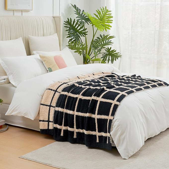 Amélie Home Cable Knit Throw Blanket for Couch, Bicolour Super Soft Fuzzy Blanket for Sofa, Luxury Cozy Fluffy Throw for Room Decor, 50" x 60", Plaid Black