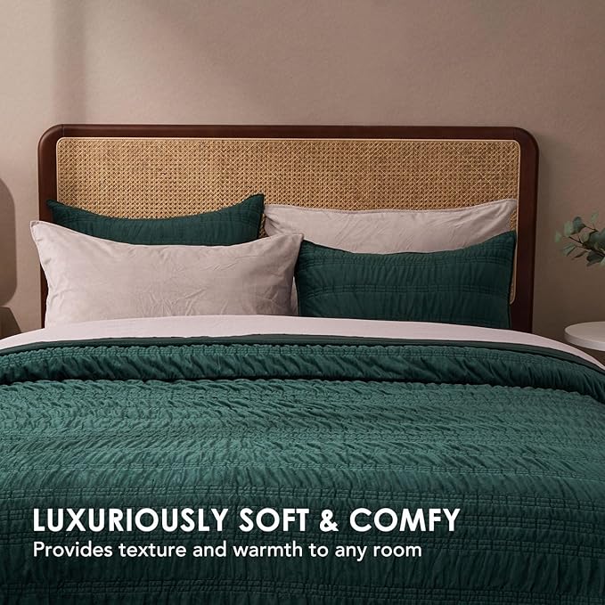 EVERGRACE Velvet Quilt Queen Size, Luxury Velvet Bedding Set, Ultra Soft Ruched Quilt Sets, Lightweight Comforter Vintage Textured Bedspread Coverlet with 2 Shams for All Season, Emerald Green