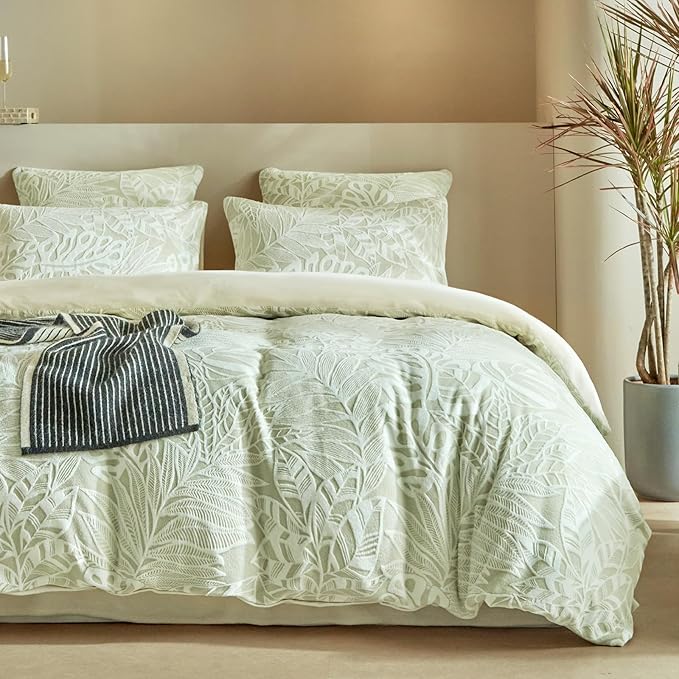 Tokokimo Velvet Duvet Cover King Size - 3pcs Green Duvet Cover King Set, Ultra Soft Warm Fuzzy Flannel Comforter Cover Set with Tufted Floral with 2 Pillowcases(Green, King 104"x90")