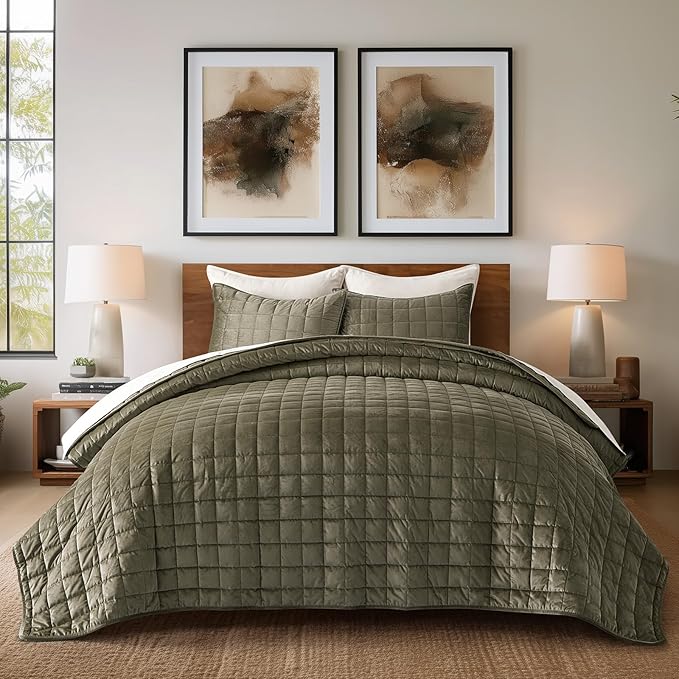 EVERGRACE Pearl Velvet Quilt King Size Bedding Sets, Luxurious Soft Velvet Comforter Set, Lightweight Box Stitching Oversized Bedspread Coverlet for All Season, with 2 Shams, Moss Green