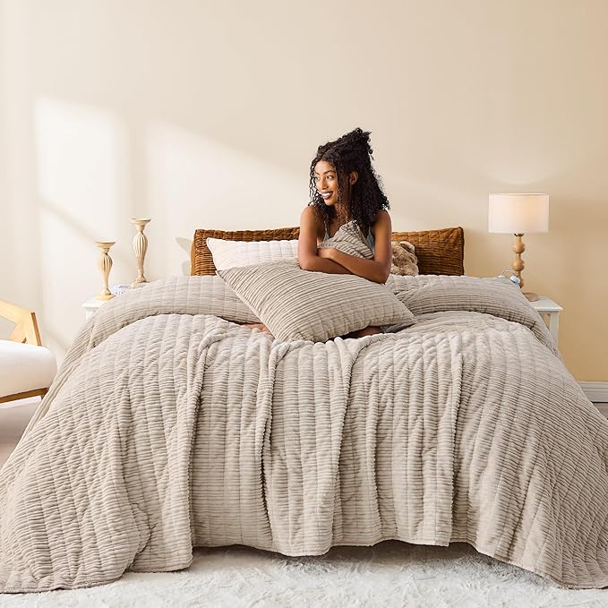 Wonderful Luxury Velvet Quilt - Striped Channel Stitch Beige Quilt Queen, Soft Corduroy Lightweight Comforter, Pet-Friendly, Tear-Resistant, Bedspread Coverlet Bedding Set for All Season,94"x94"