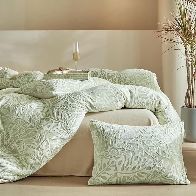 Tokokimo Velvet Duvet Cover King Size - 3pcs Green Duvet Cover King Set, Ultra Soft Warm Fuzzy Flannel Comforter Cover Set with Tufted Floral with 2 Pillowcases(Green, King 104"x90")