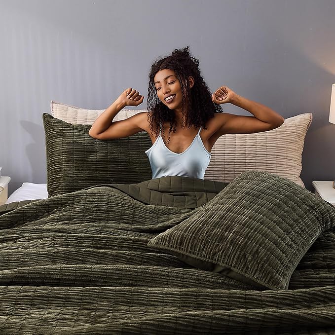 Wonderful Luxury Velvet Quilt - Striped Channel Stitch Dark Green Quilt King, Soft Corduroy Lightweight Comforter, Pet-Friendly, Tear-Resistant, Bedspread Coverlet Bedding Set for All Season,106"x94"