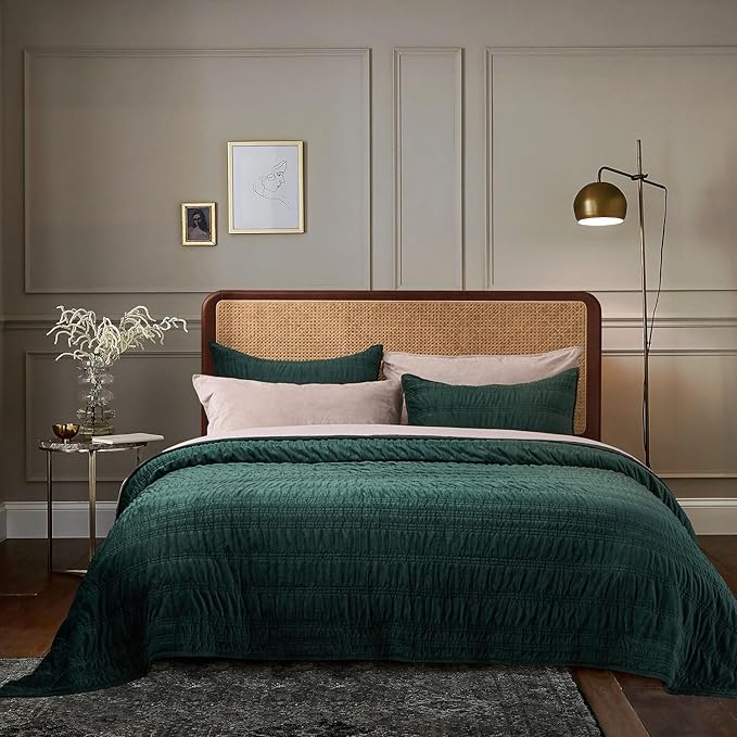 EVERGRACE Velvet Quilt King Size, Luxury Velvet Bedding Set, Ultra Soft Ruched Quilt Sets, Lightweight Comforter Vintage Textured Bedspread Coverlet with 2 Shams for All Season, Emerald Green
