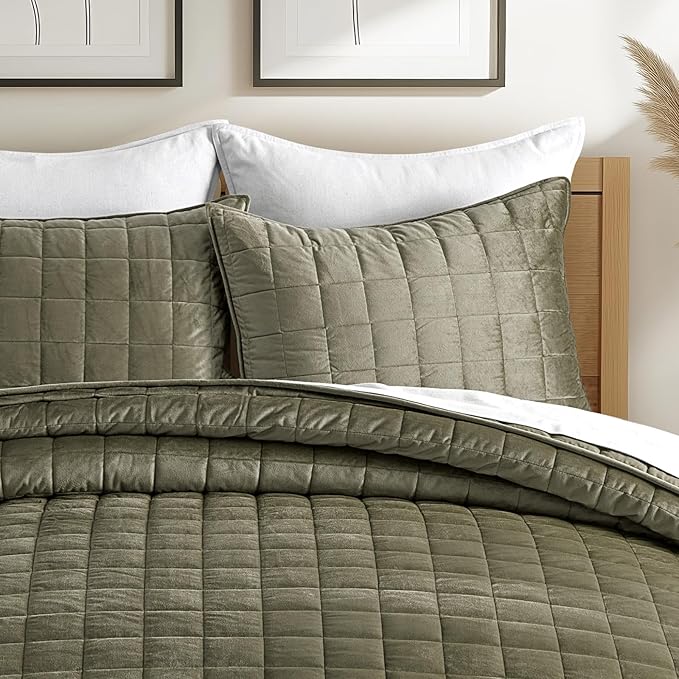 EVERGRACE Pearl Velvet Quilt King Size Bedding Sets, Luxurious Soft Velvet Comforter Set, Lightweight Box Stitching Oversized Bedspread Coverlet for All Season, with 2 Shams, Moss Green
