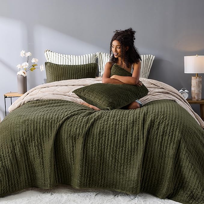 Wonderful Luxury Velvet Quilt - Striped Channel Stitch Dark Green Quilt King, Soft Velvet Lightweight Comforter, Pet-Friendly, Tear-Resistant, Bedspread Coverlet Bedding Set for All Season,106"x94"