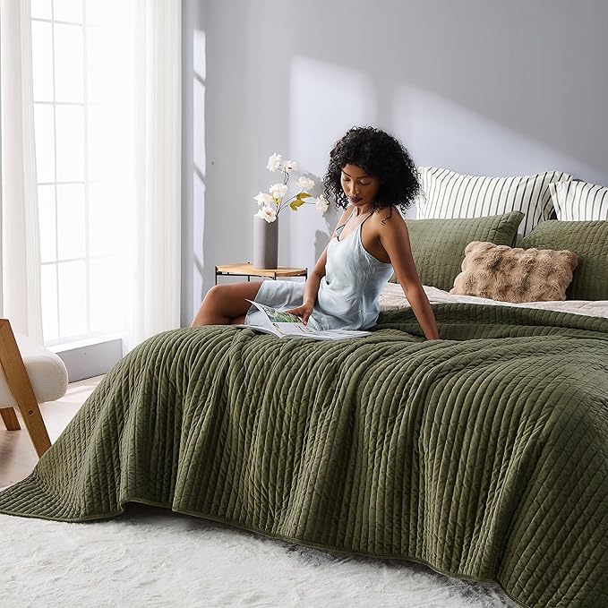 Wonderful Luxury Velvet Quilt - Striped Channel Stitch Dark Green Quilt Queen, Soft Velvet Lightweight Comforter, Pet-Friendly Bedspread Quilted Coverlet Bedding Set for All Season,94"x94"