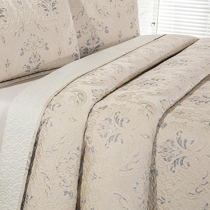 Loom and Mill Luxury Quilt Set 3 Piece, Elegant Floral Quilted Bedspread Queen Size with 2 Shams, Soft Lightweight Jacquard Bedding Coverlet Set for Christmas All Season (Light Apricot, Queen)