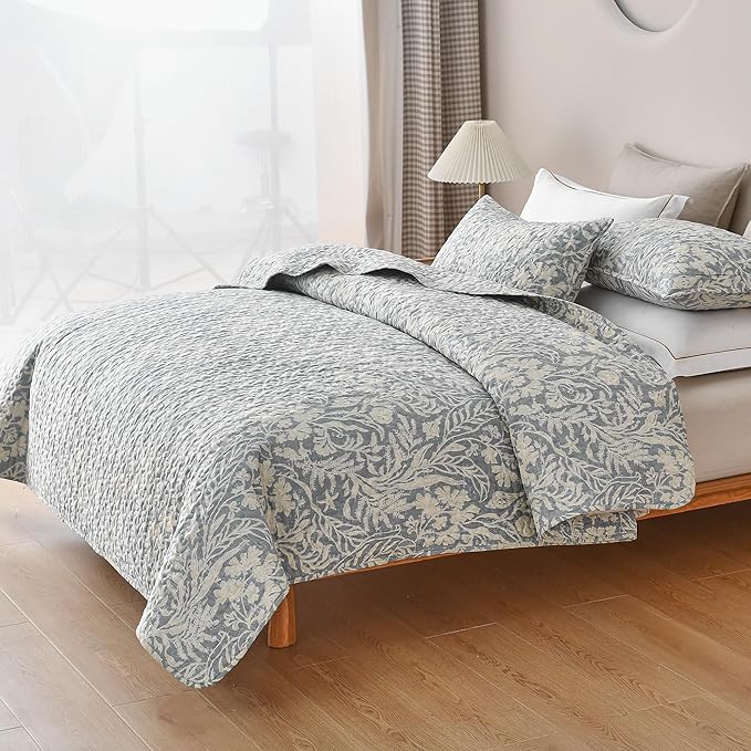 DURLENGEN Bluish Grey Botanical Quilt Set California King Size 3Pcs,Bluish Grey Printed with Beige Leaves Pattern,All Season Lightweight Bedspread Coverlet (California King 112x104, Beige Botanical)