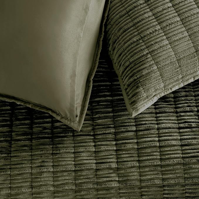 Wonderful Luxury Velvet Quilt - Striped Channel Stitch Dark Green Quilt King, Soft Corduroy Lightweight Comforter, Pet-Friendly, Tear-Resistant, Bedspread Coverlet Bedding Set for All Season,106"x94"