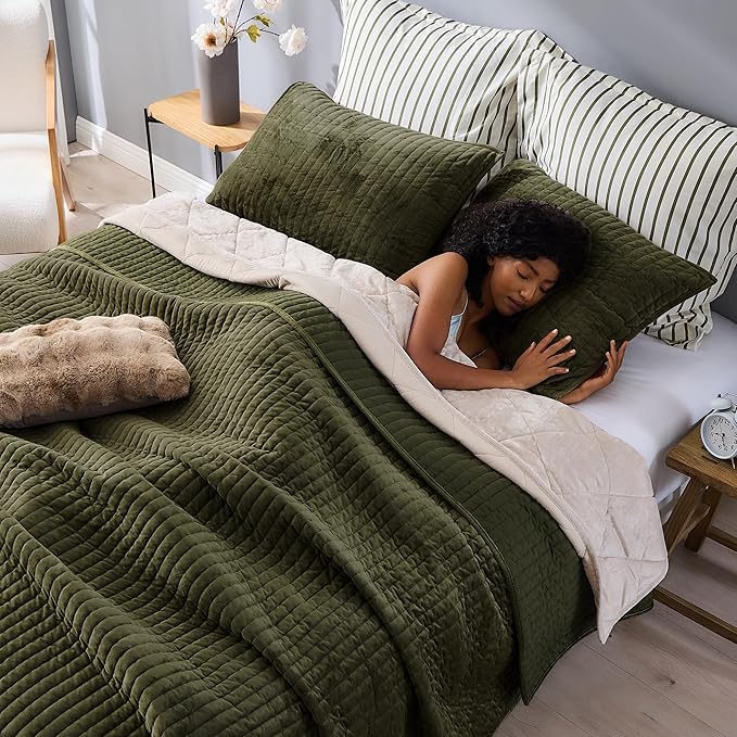 Wonderful Luxury Velvet Quilt - Striped Channel Stitch Dark Green Quilt King, Soft Velvet Lightweight Comforter, Pet-Friendly, Tear-Resistant, Bedspread Coverlet Bedding Set for All Season,106"x94"